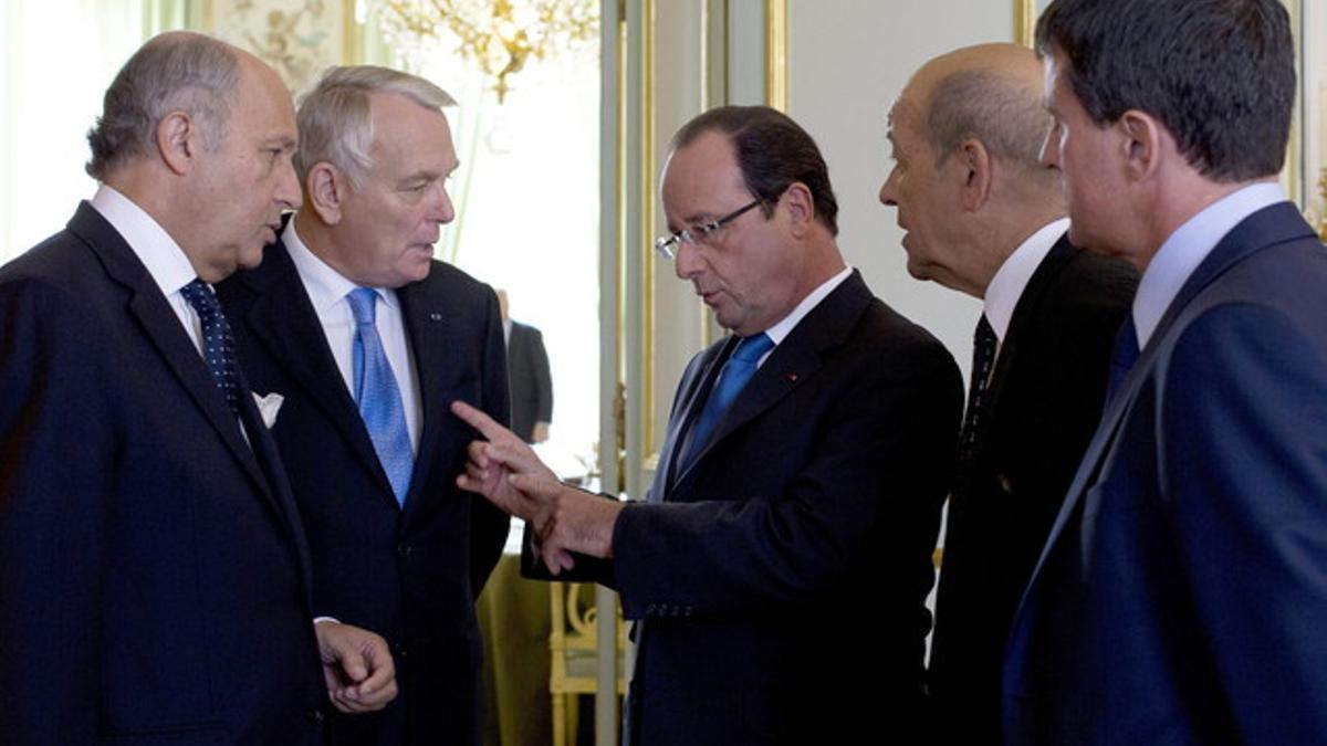 Hollande conversa con sus ministros Laurent Fabius (izquierda), Jean-Marc Ayrault (segundo por la izquierda), Jean-Yves Le Drian (segundo por la derecha) y Manuel Valls (derecha), la semana pasada en el Elíseo.