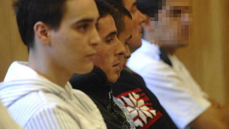 Iván A.B., en primer término, junto a los otros acusados, durante el juicio. / fran martínez
