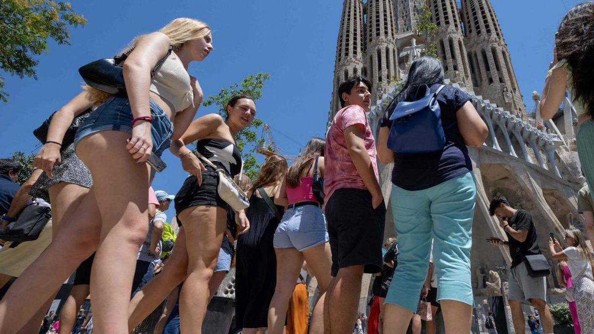 Turistes davant de la Sagrada Família, ahir. | JOSEP LAGO / AFP
