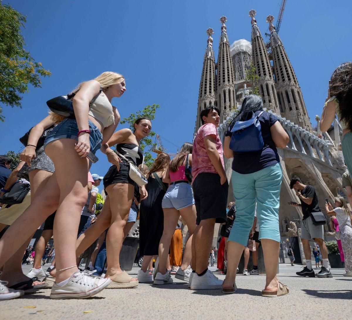 Turistes davant de la Sagrada Família, ahir. | JOSEP LAGO / AFP