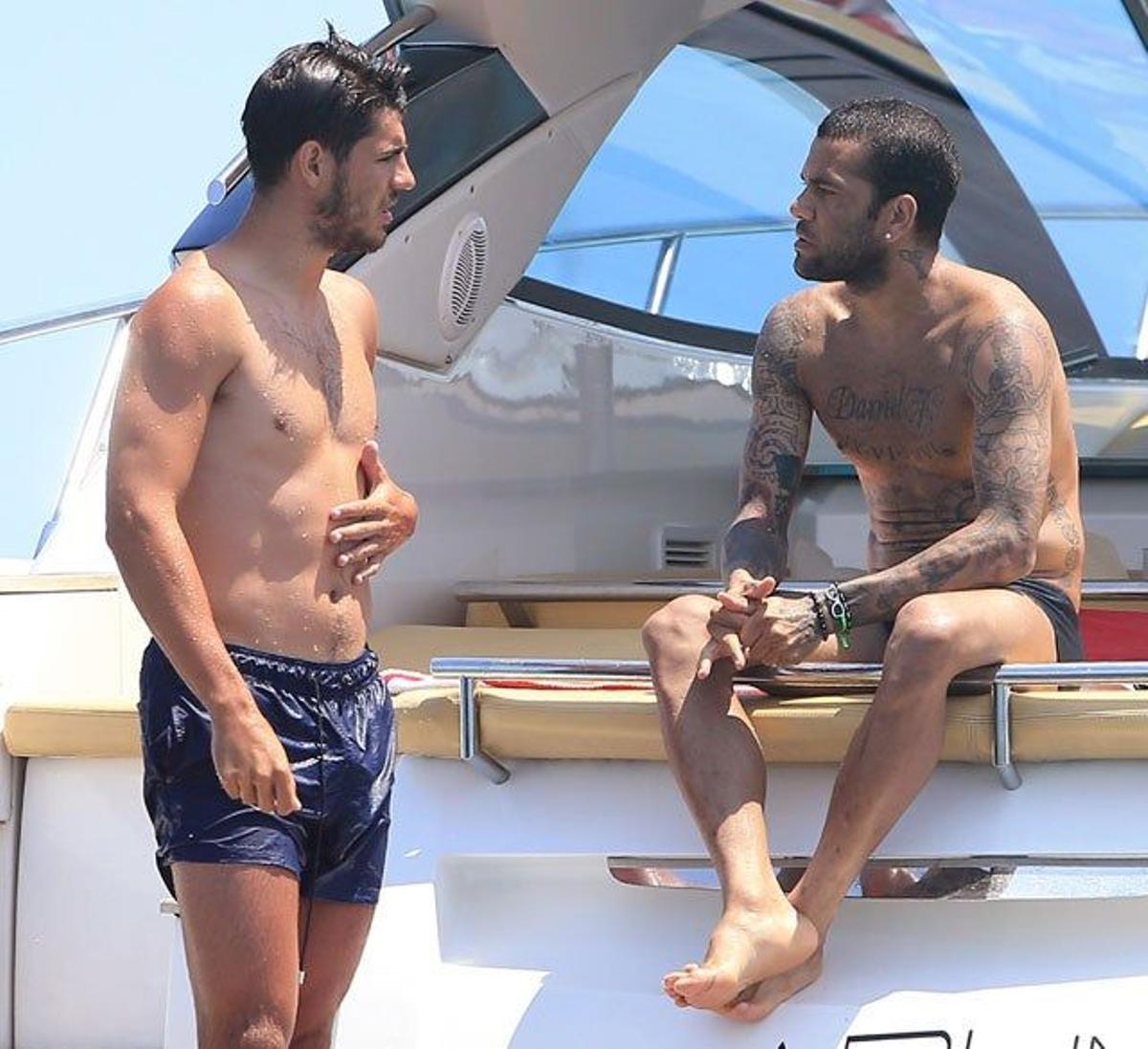 Álvaro Morata y Dani Alves continúan hablando en la cubierta del barco