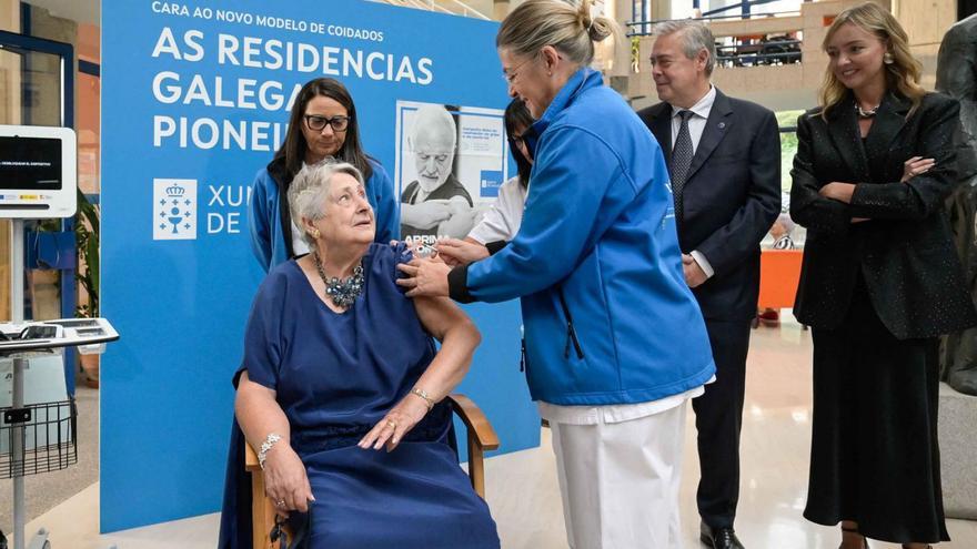 La vacunación contra COVID y gripe arranca en las residencias. La campaña de vacunación frente a la gripe y a el COVID-19 en las residencias de mayores comenzó ayer en Galicia. En esta primera fase se inmunizará a cerca de 30.000 personas entre residentes y trabajadores. El conselleiro de Sanidade, Antonio Gómez Caamaño, y la conselleira de Política Social e Igualdade, Fabiola García, asistieron al inicio de la campaña de vacunación en la residencia pública autonómica de mayores Torrente Ballester, en A Coruña. | X.G.