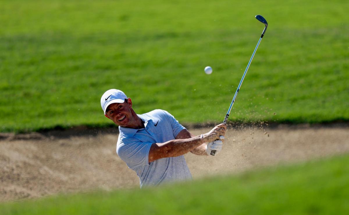 McIlroy sigue lider en Dubai a pesar de cometer un doble error que le costó cuatro golpes