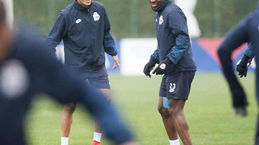 Fayçal y Kakuta, durante un entrenamiento en Abegondo.