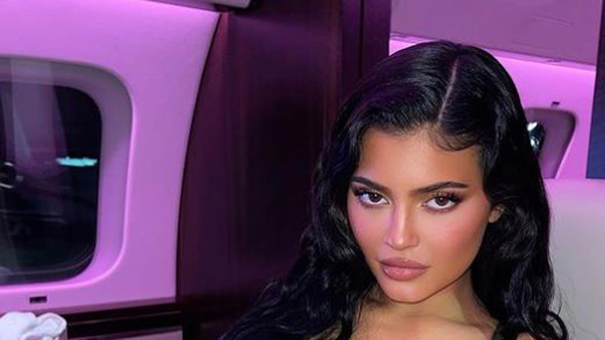 Kylie Jenner niega haberse operado la cara y las redes se llenan de fotos para demostrar lo contrario