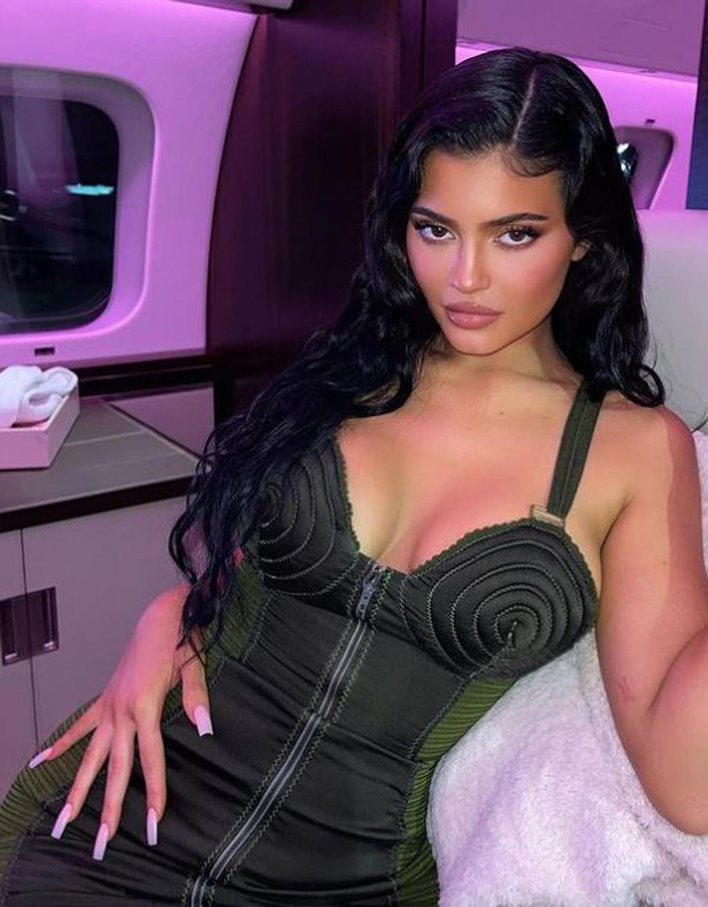 Kylie Jenner manicura rosa