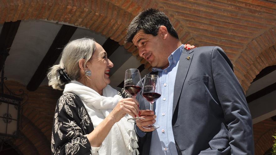 Raúl Igual conversa con Luisa Gavasa: «Para mí no hay mayor placer que tomar una copa de vino»