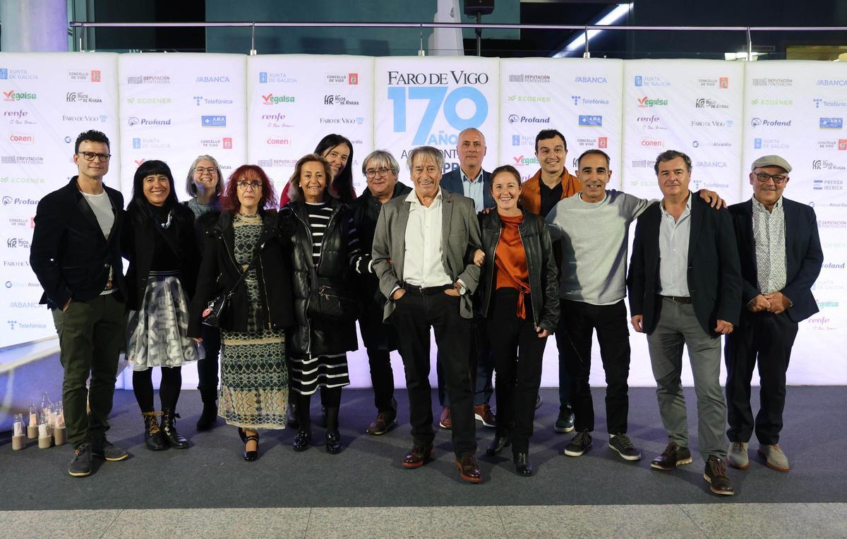 Fernando Franco (c.) y Amaia Mauleón  (5ª d.) durante el acto del 170º aniversario de FARO en octubre de 2023