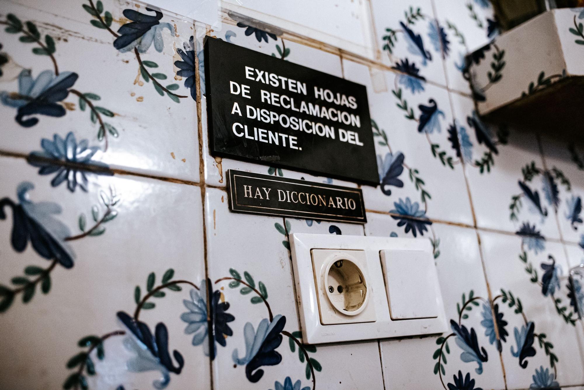 El cartel de "Hay diccionario" se mantiene en una de las paredes.