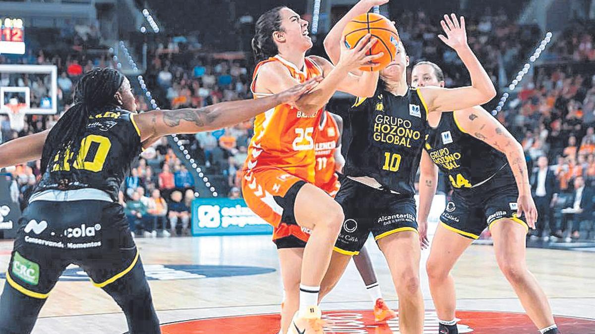 Remontada en el Roig Arena al ritmo de Carrera y Abdelkader