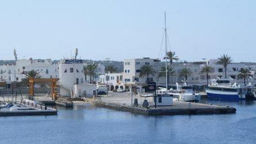 Vista del muelle de la gasolinera de entrada al puerto de la Savina.