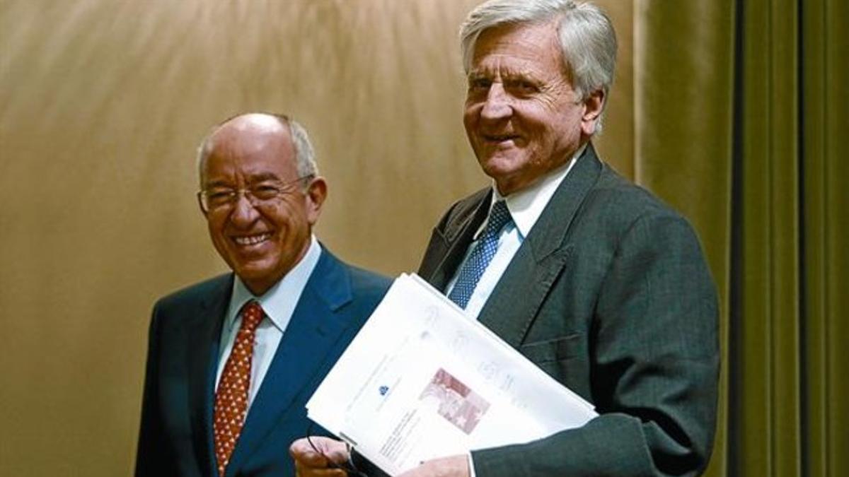 El presidente del BCE, Jean-Claude Trichet, (derecha), con el gobernador del Banco de España, Fernández Ordóñez, ayer en Madrid.