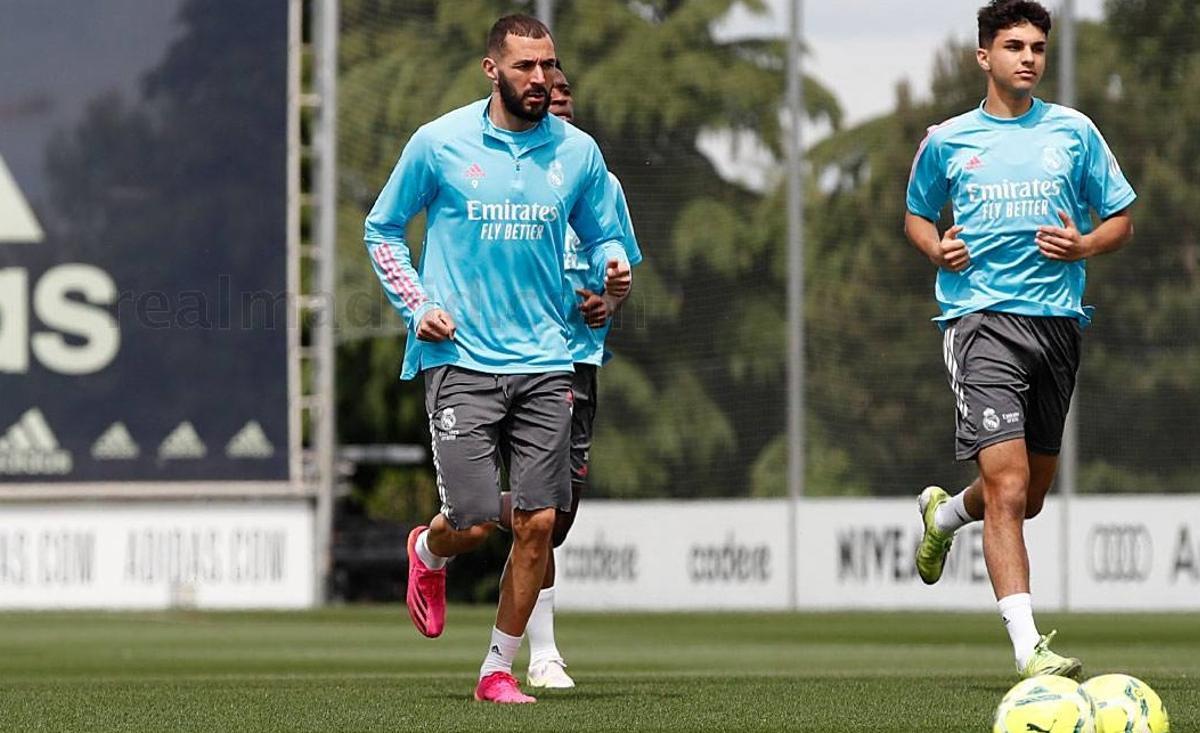 Karim Benzema y Miguel Sánchez, hijo de Michel, en un entrenamiento con el Real Madrid.