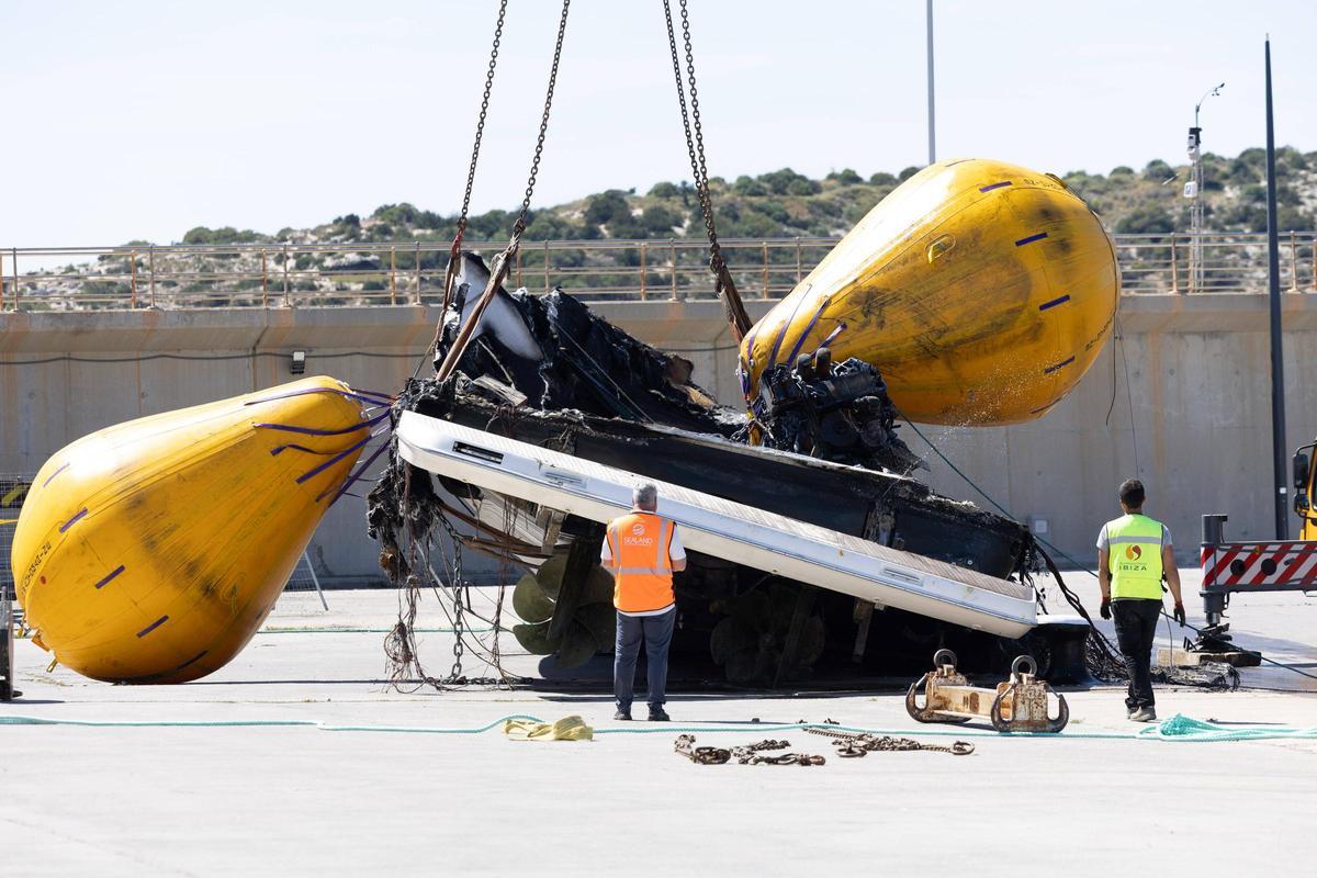 Espectaculares imágenes de la recuperación del yate que se incendió y se hundió en Ibiza