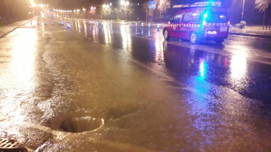 Arquetas levantadas por los servicios de emergencia en Portonovo para intentar evitar bolsas de agua en la calzada.