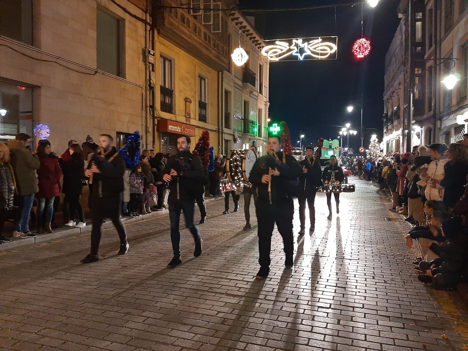 Los Reyes, en dromedario en la Pola: así ha sido la cabalgata de la capital sierense