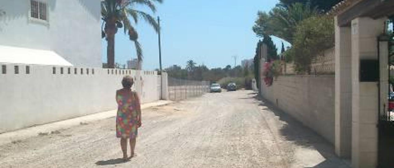 Los vecinos de Sant Joan reclaman alcantarillas y asfaltado para la calle Costa Daurada