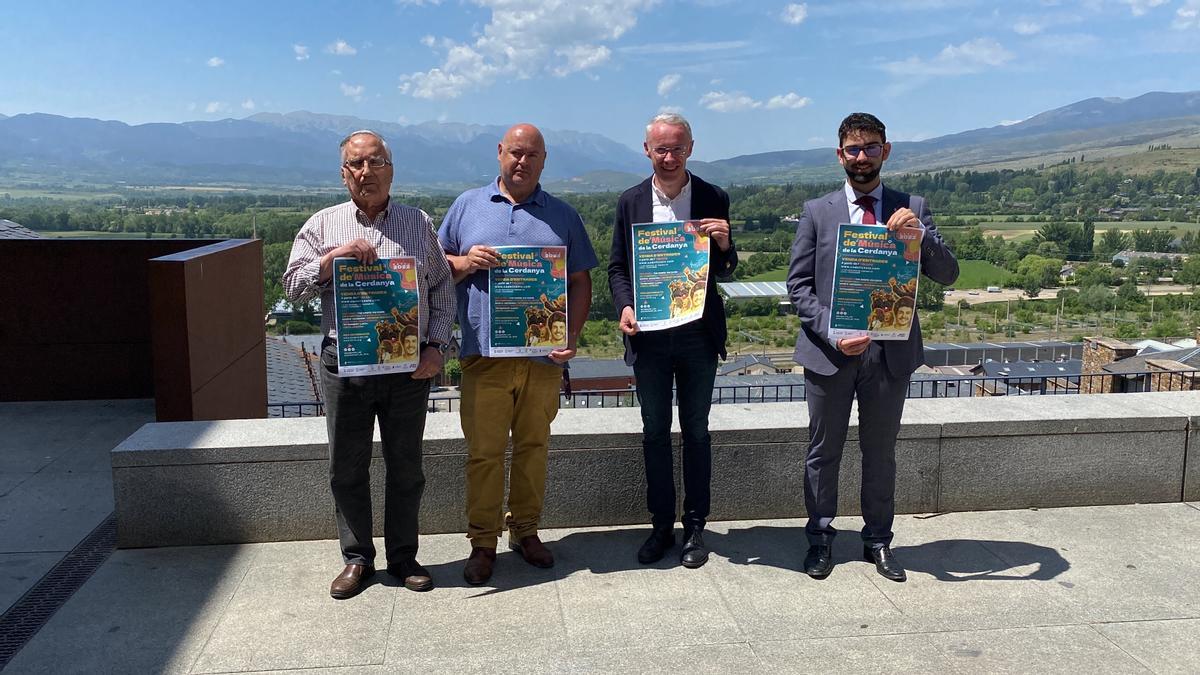 L&#039;alcalde de Puigcerdà, Albert Piñeira, i el de Llívia, Elies Nova, al centre, amb els cartells del Festival de Música de Cerdanya acompanyats per dos regidors dels dos municipis cerdans