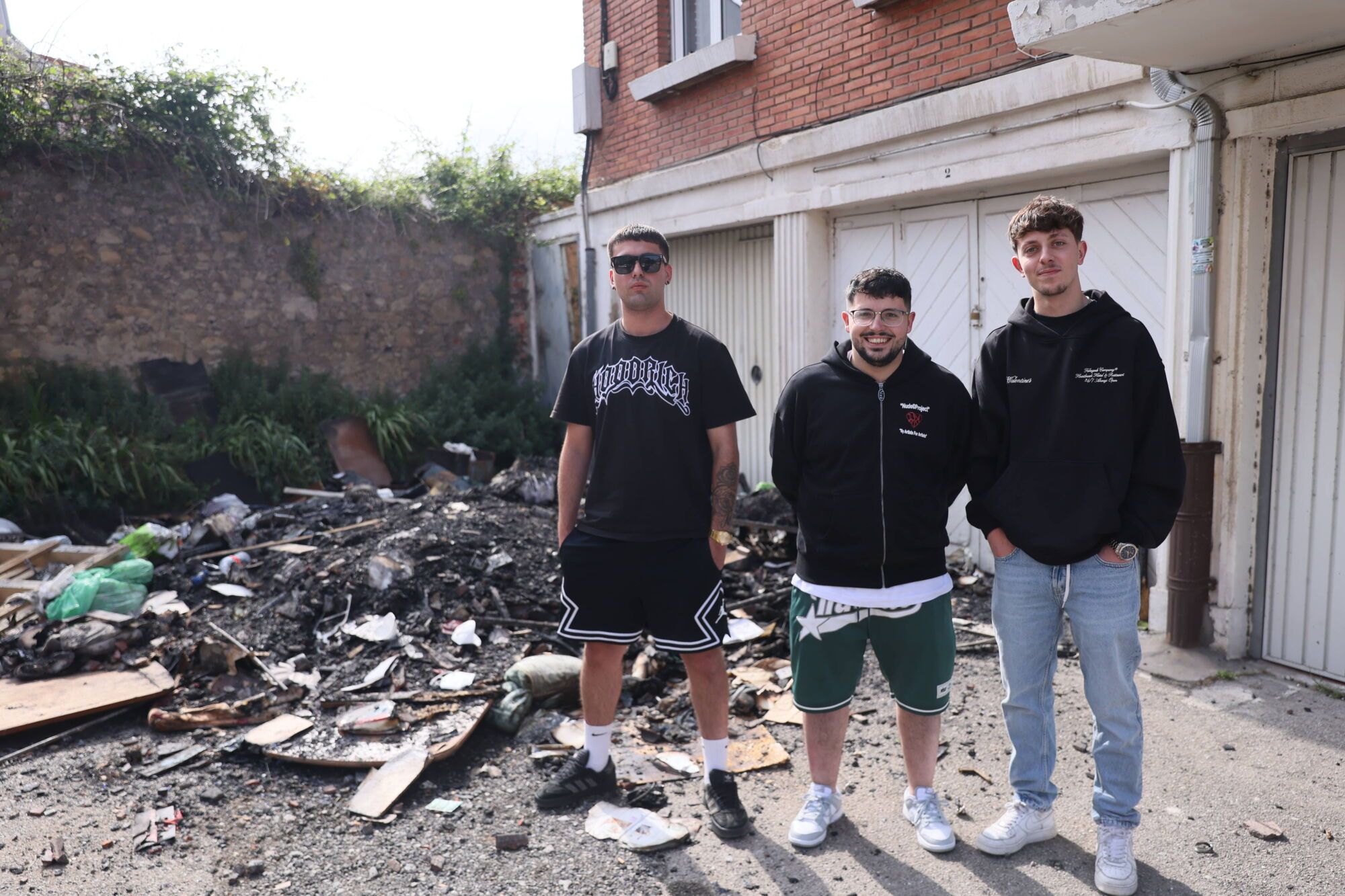 En imágenes: uno jóvenes evitan una tragedia al despertar de madrugada a los vecinos de un bloque en llamas