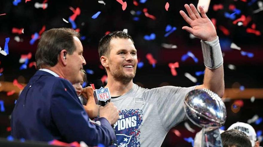 Tom Brady, &#039;quarterback&#039; de los Patriots, celebra la victoria con el trofeo.