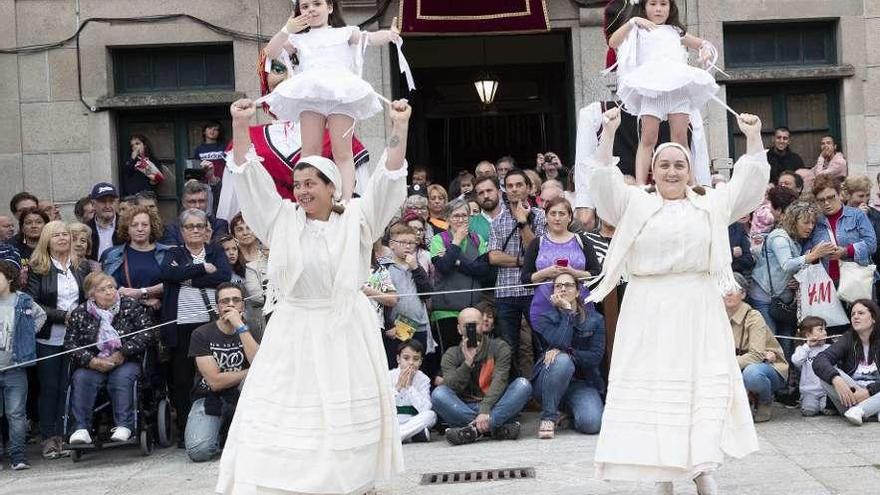 Las &quot;penlas&quot; y las &quot;burras&quot;, ayer, en su primer baile en público. A la izquierda, la alcaldesa Digna Rivas con las tres alfombristas homenajeadas. // Ricardo Grobas