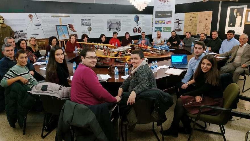 Los representantes de los colegios y la organización, en la reunión celebrada en La Felguera.