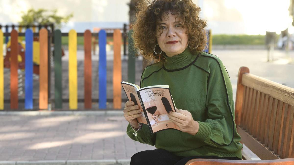 Josefina Mengual Montalbán con su libro de relatos ‘Sin mucho cuento’.