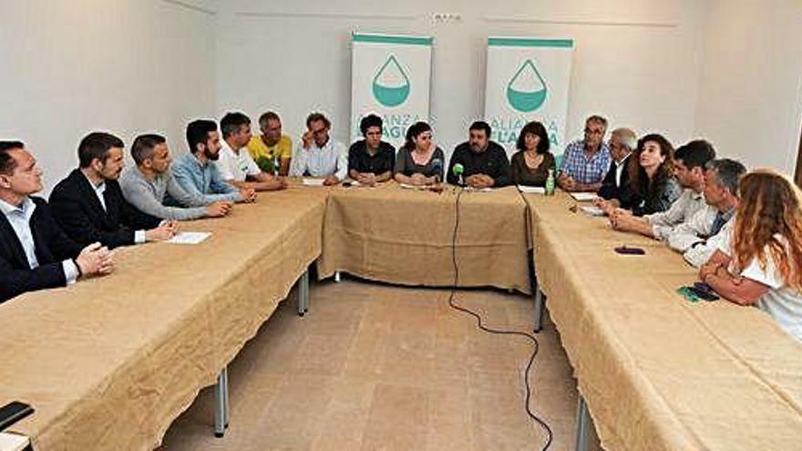 Representantes de los partidos y de la Alianza por el Agua, durante la firma del documento.