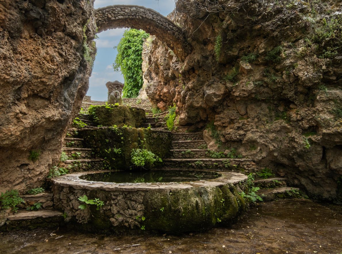 Fuente pública de piedra en un camino forestal en el campo cerca del pueblo de Riopar Viejo.