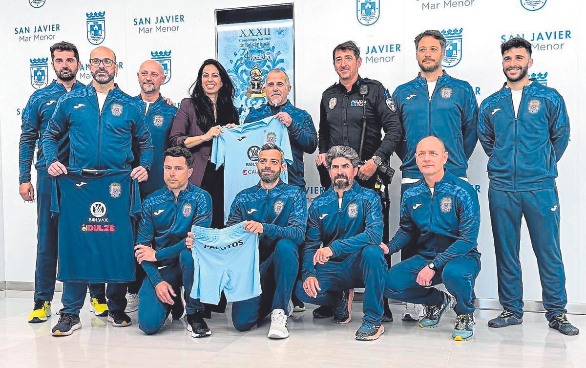 La concejala de Policía de San Javier, Alba Sánchez, despide a la delegación de agentes de la Policía Local que representará al municipio en el XXXII Campeonato Nacional de Policía Local