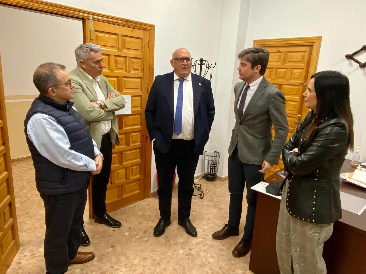Diego Copé y María Dolores Gálvez en la visita a la Rambla para anunciar la puesta en marcha de un CADE en el municipio.