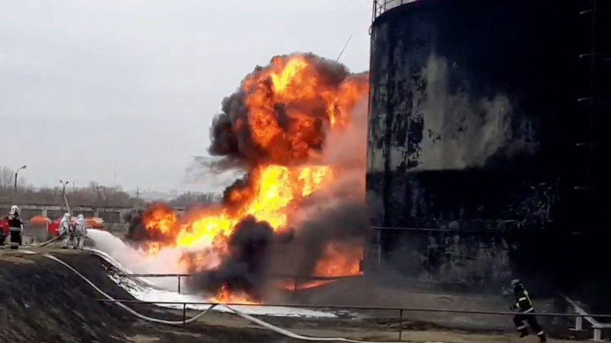 Los bomberos trabajan en la extinción del fuego en un almacén de petróleo en la ciudad rusa de Belgorod