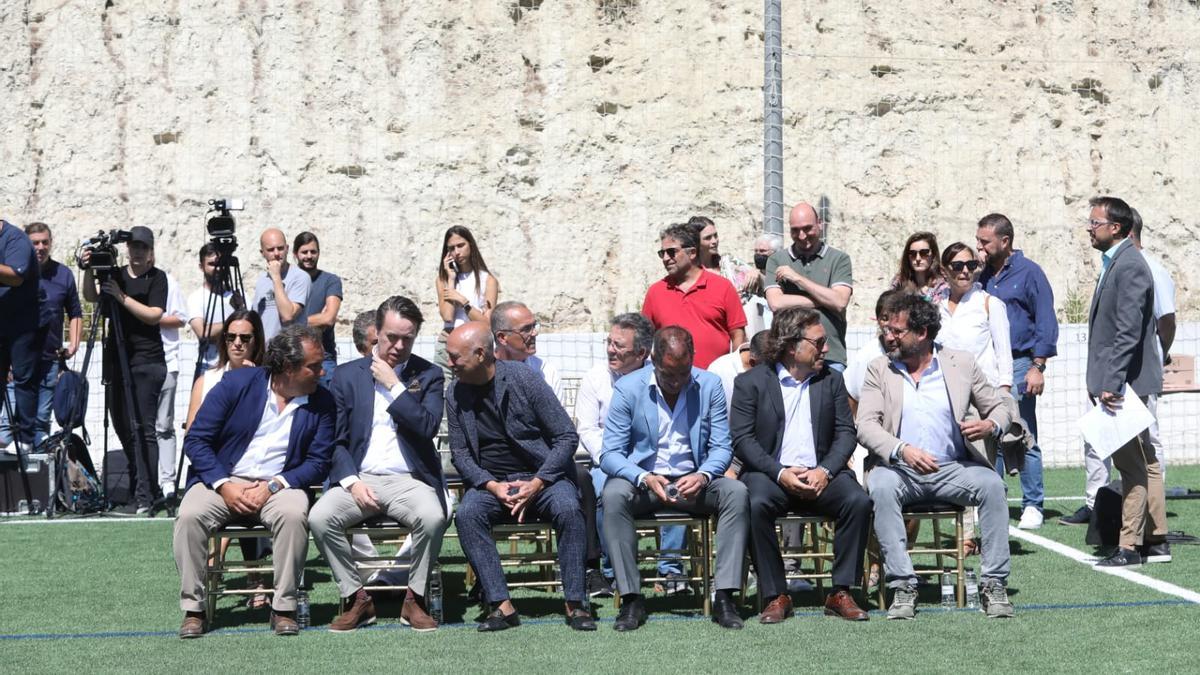 Los consejeros Forcén, Serpa, Cruz y Aguilar, el director general, Raúl Sanllehí, y el financiero, Mariano Aured.