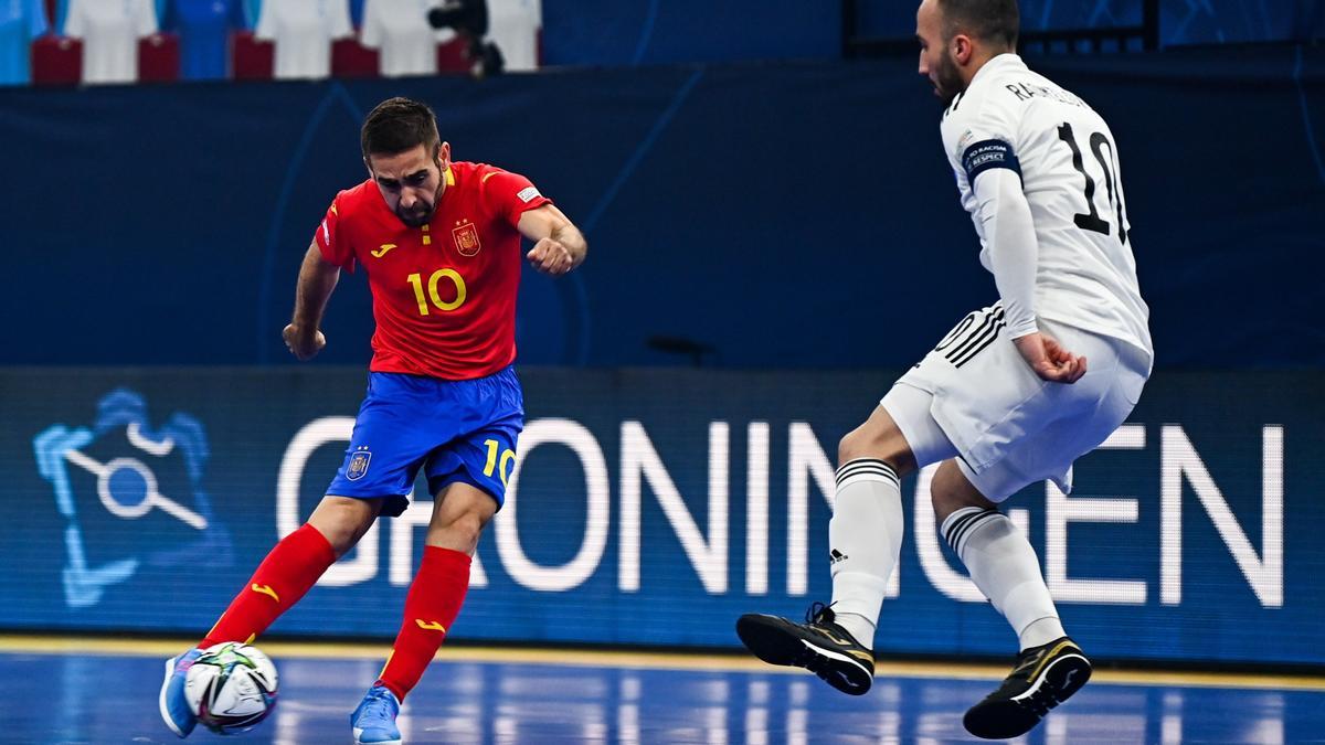 El montoreño Cecilio ensaya el disparo durante el partido entre España y Bosnia.