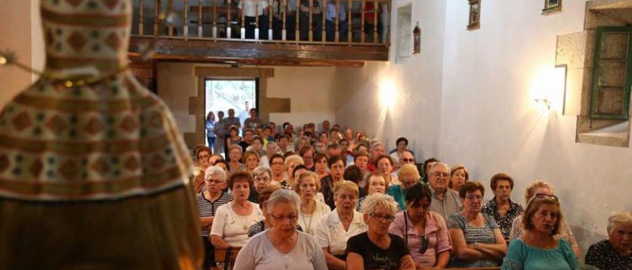 Numerosos devotos asisten a la novena de la Virgen del Montserrat en la capilla de Donramiro. // Bernabé