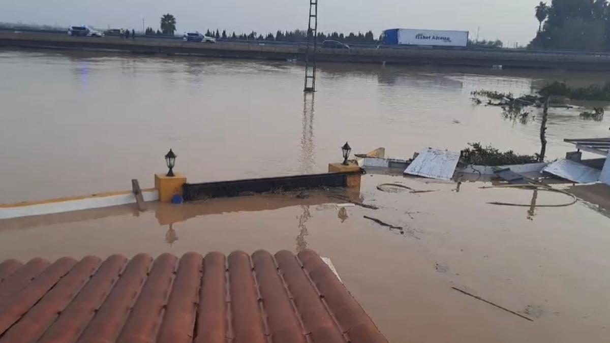 Una pareja pasa la noche a la intemperie en el tejado de su casa inundada en Benicull