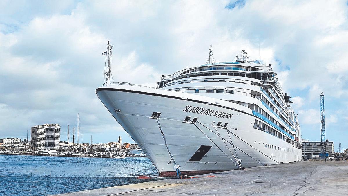 El vaixell Seabourn Sojourn, l’últim creuer de la temporada a la Costa Brava, ahir al port de Palamós.
