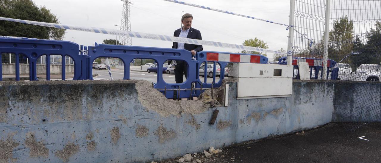 El concejal de Seguridad Ciudadana de Oviedo, José Ramón Prado, inspecciona la zona del siniestro en el polígono.