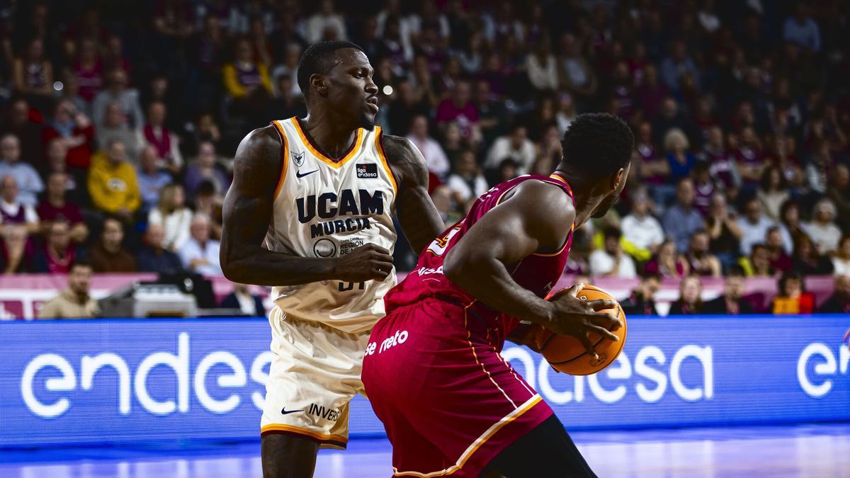 Dylan Ennis, de cara i davant d'Ejim, ha estat el màxim anotador de l'UCAM a Lleida