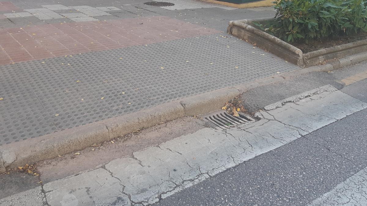 En Cocemfe preocupa la situación de una avenida tan céntrica y transitada como Virgen de la Montaña. Hay rampas improvisadas cuyas inclinaciones no cumplen la normativa, bordillos sin rebajar y señalizaciones confusas para personas con discapacidad visual.