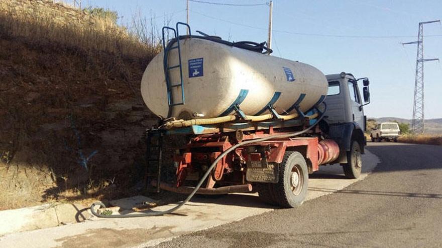Camión cisterna dejando agua en los depósitos municipales ubicados en zona rural.