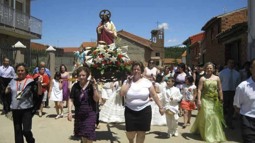 Procesión del Sagrado Corazón de Jesús en Olmillos de Valverde durante unas pasadas fiestas.