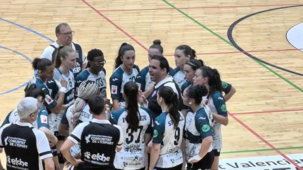 Joaquín Rocamora da indicaciones a sus jugadoras durante el encuentro entre Atticgo Elche y Rocasa Gran Canaria.