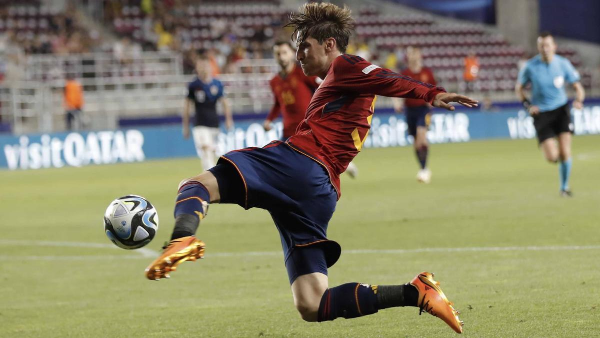 El español Juan Miranda en acción durante el partido de la fase de grupos del Campeonato Sub-21 de la UEFA entre España y Croacia en Bucarest, Rumanía, 24 de junio de 2023.