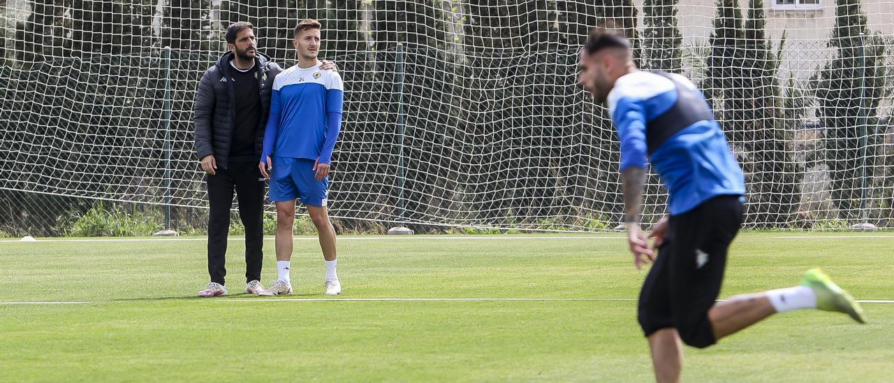 Sergio Mora coge del hombro a Borja Galán (expulsado el domingo), en la sesión de recuperación tras la derrota del Hércules con el Eldense.