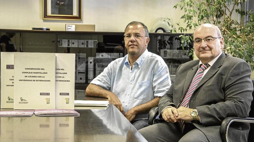 Francisco Calvo y Miguel Fernández Bermejo, gerente del Área de Salud de Cáceres y jefe de Estudios del Hospital: &quot;En el nuevo hospital universitario, nuestros alumnos aprenderán a ser futuros médicos&quot;