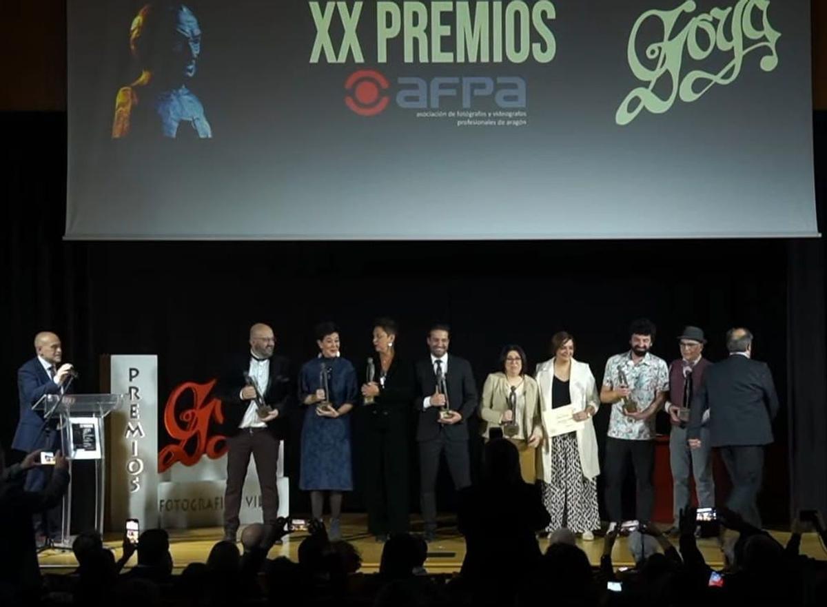 Las galardonadas alcorinas junto al resto de premiados en la gala de los Goya de Vídeo.