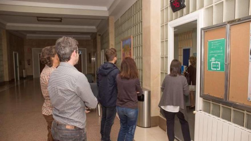 Colas en la secretaría del colegio concertado Inmaculada-Jesuitas, ayer, primer día para la admisión de alumnos