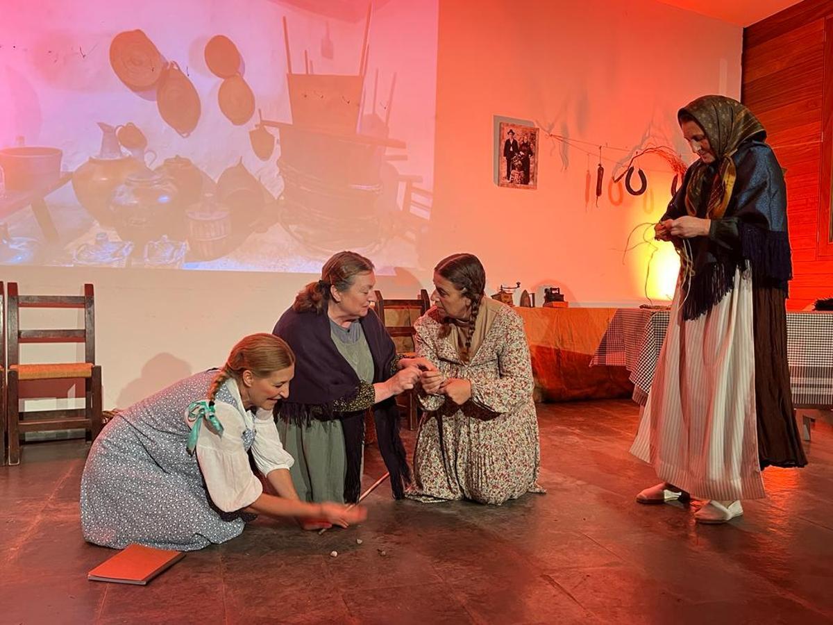 La representación de 'Dones de la sal' que hizo la Companya de Teatre Pedro Cañestro el año pasado en el auditorio de Cas Serres.