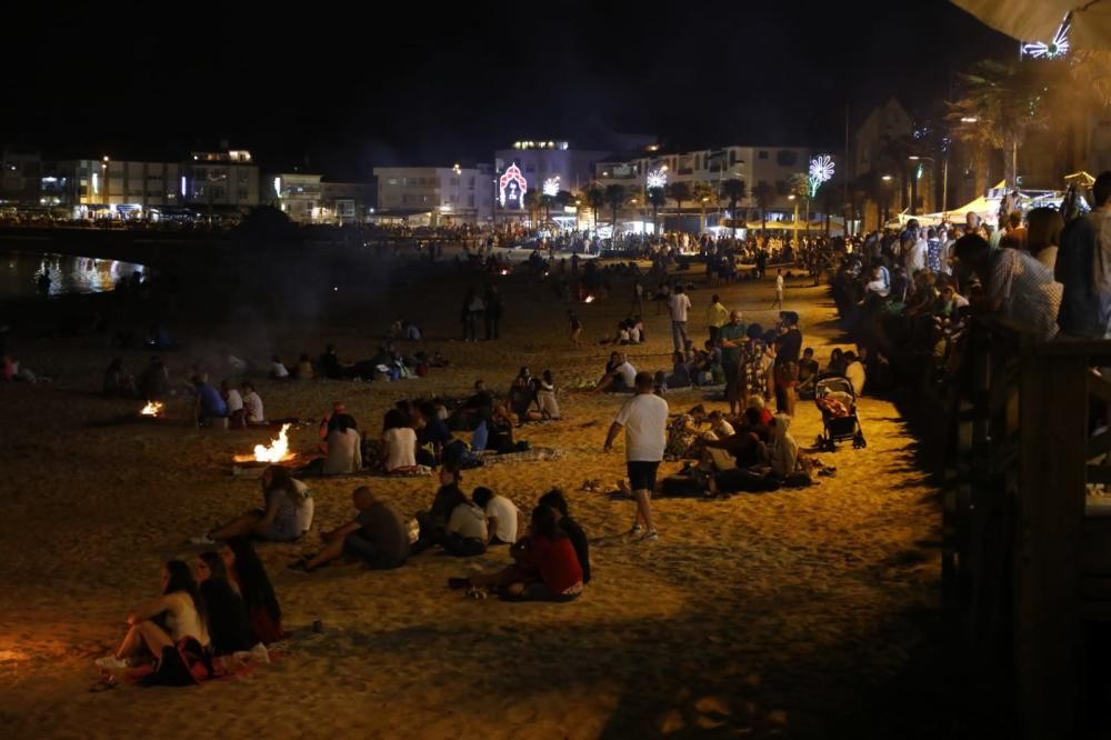 Cientos de personas acuden un año más al arenal de Nigrán para celebrar el inicio del verano entre fuego y diversión.